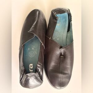 Ara Black Leather Loafers Slip on shoes in size 8.5/39 very comfortable